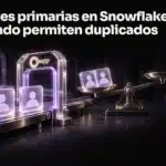 Dos fichas de cliente idénticas atraviesan un arco con una llave y reaparecen sobre el plato inclinado de una balanza. Portada: Claves primarias en Snowflake: cuándo permiten duplicados.