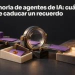 Un archivo de fichas violetas alimenta una lente de revisión; una ficha con sello ámbar queda retenida mientras otra continúa hacia una mesa de trabajo. Portada: Memoria de agentes de IA: cuándo debe caducar un recuerdo.